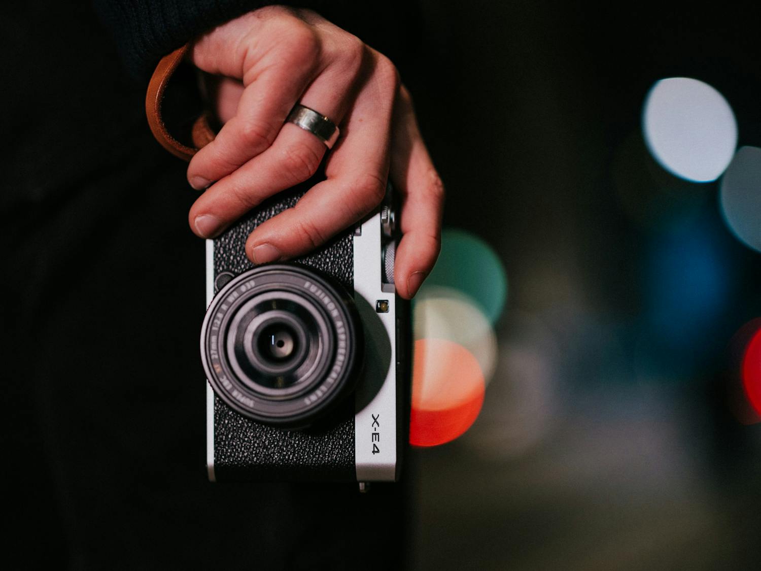 Uusi kompakti järjestelmäkamera Fujifilm X-E4